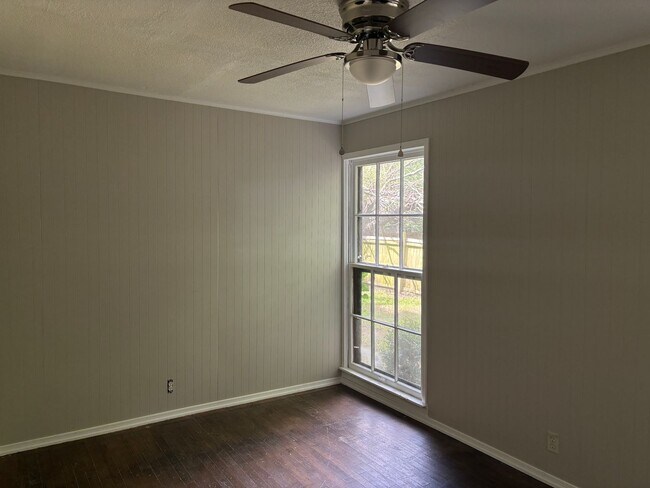 Building Photo - Spacious 4/1 Home on Quiet Block of Mulber...