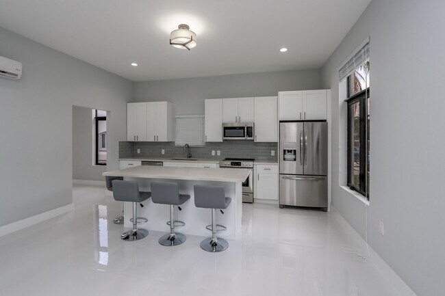 Building Photo - 5126 SW 57th Ave