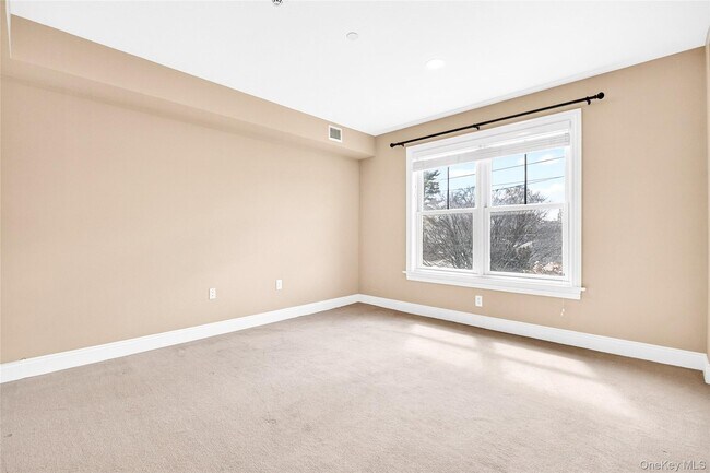 Building Photo - 225 Stanley Ave