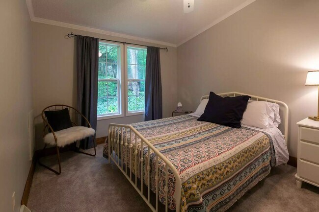 Building Photo - Furnished - Water and Electricity AVL - In...