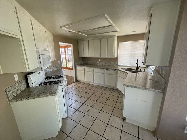 Building Photo - Highly Desirable 4b/3b Orangecrest Home