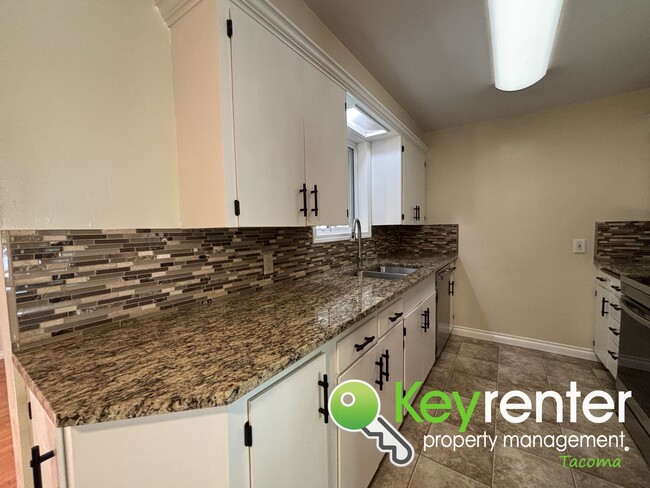 Building Photo - Gorgeous 3 Bed 1 Bath Home in Lakewood, WA!