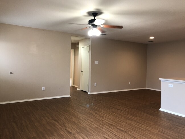 Building Photo - 2 bedroom 2 Bath Duplex in Crowley