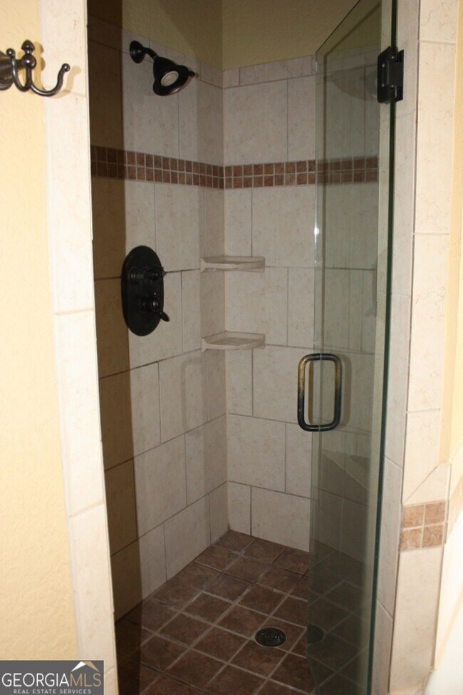 Building Photo - 207 Lakeview Ct