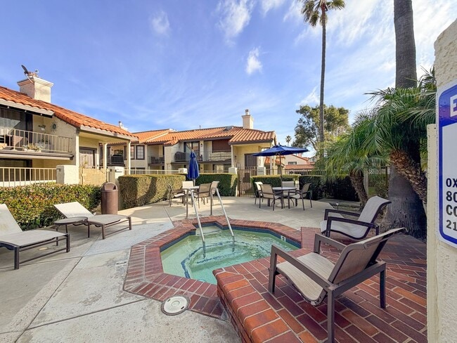 Building Photo - 2262 Martinique Ln