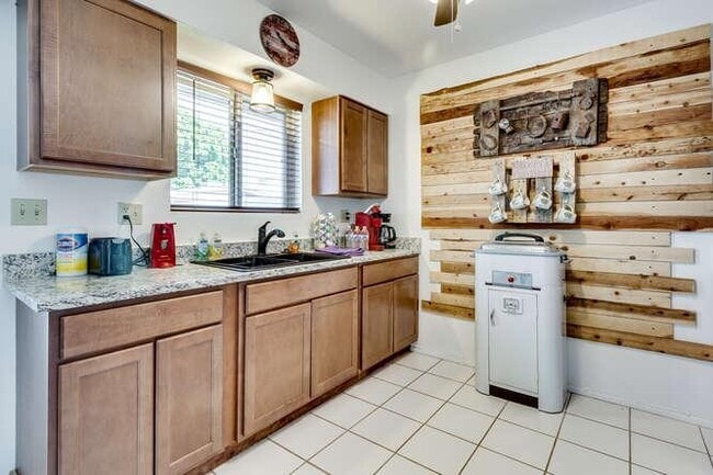 Building Photo - 12602 N 105th Ave