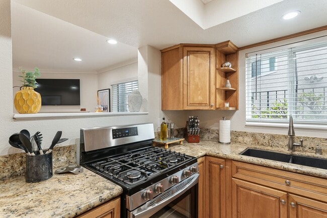 Building Photo - Furnished 3BR PB Gem – Walk to Beach & Bay