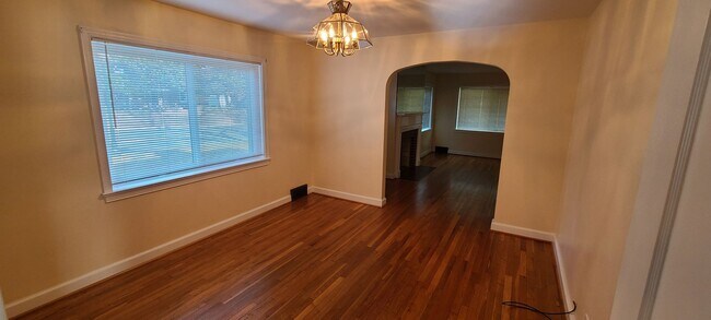 Building Photo - Lewisville Gem!