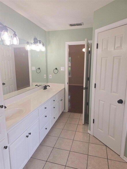 Building Photo - 1811 W Spanish Oak Dr