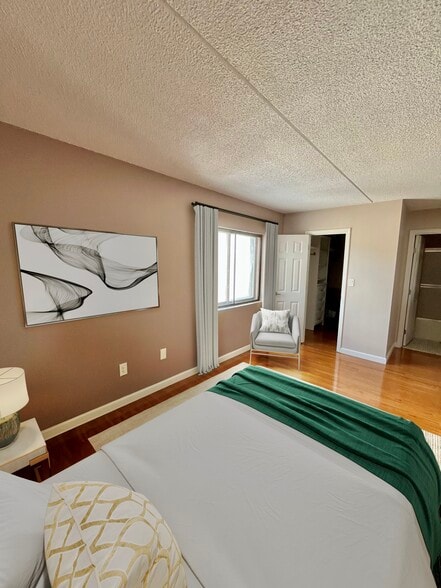 Building Photo - 289 Elm St