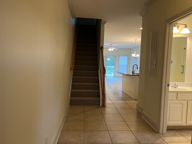 Building Photo - Townhouse Walking Distance to the Beach