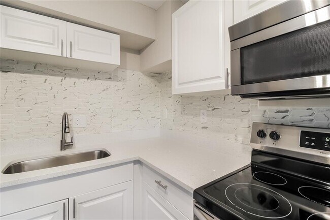 Building Photo - 6808 Ravenna Ave