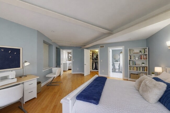 Building Photo - 72 Kent St