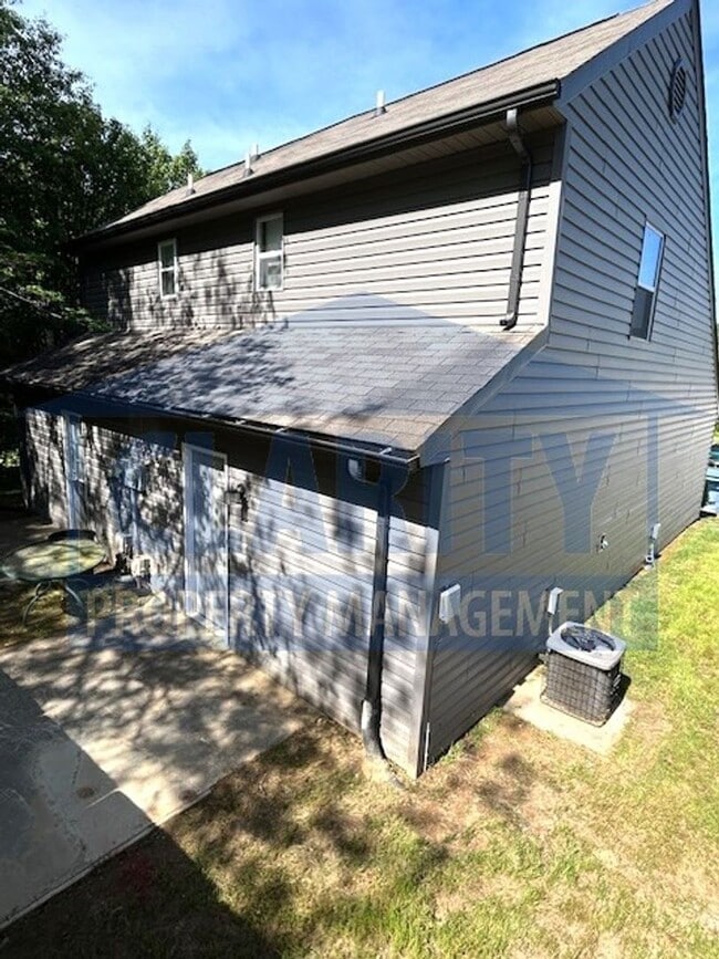 Building Photo - Centrally located two bedroom duplex!