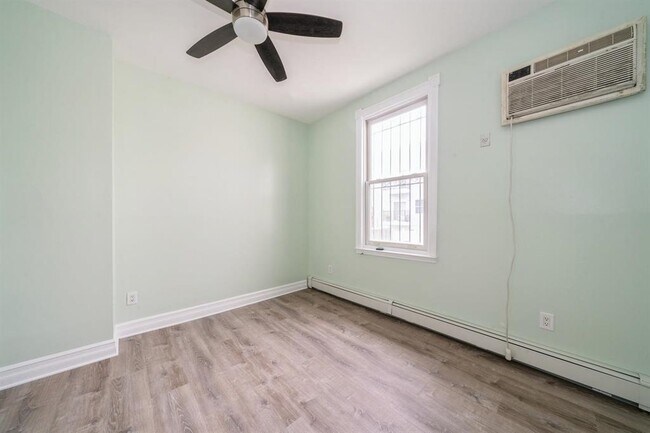 Building Photo - 259 Griffith St