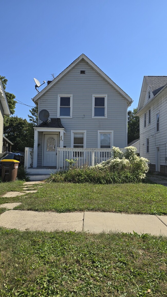Building Photo - Charming 2-Bedroom Home in Rockford – Upda...