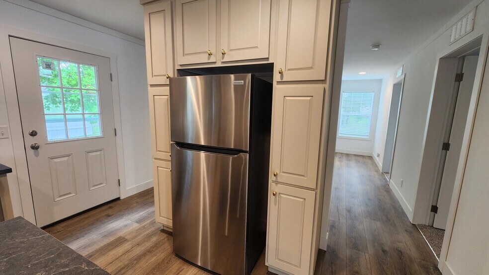 Building Photo - 3735 Pinoak St