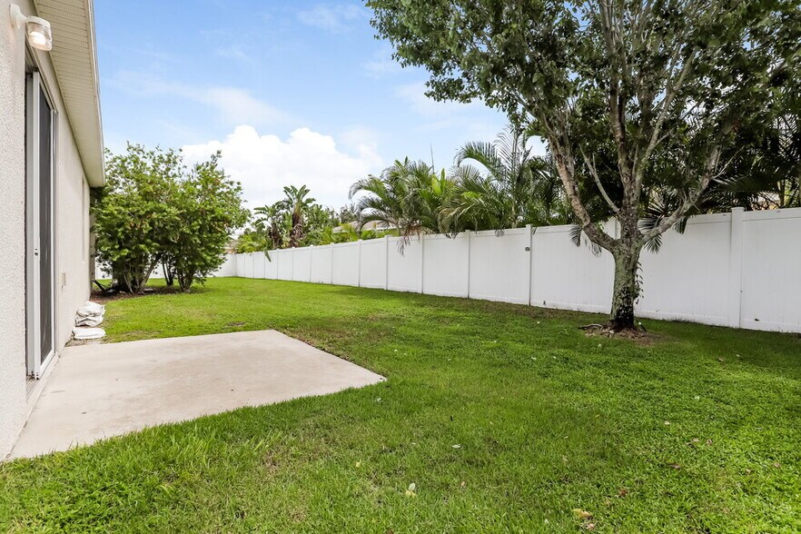 Building Photo - 511 Stone Briar Dr