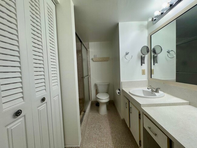 Building Photo - 4053 Hythe A