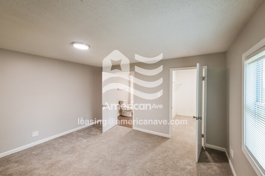 Building Photo - 2510 4th St E