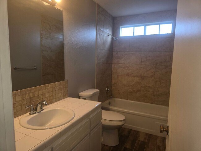 Building Photo - Spacious 2BD/2BTH with Private 2 Car Garage! (Ground Floor)