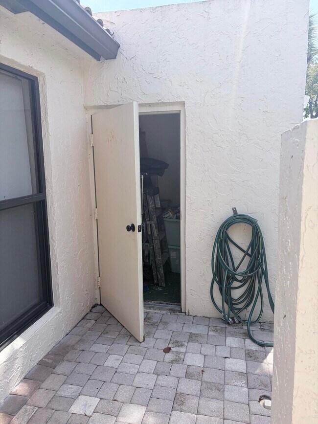 Building Photo - 3072 Inglewood Terrace