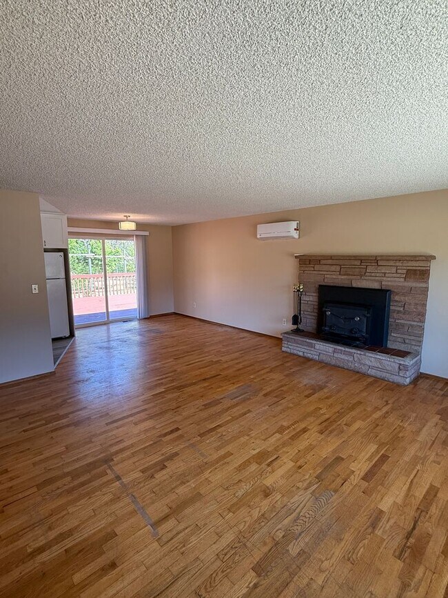 Building Photo - 3 Bed, 1 Bath Single Level Home For Rent in Port Townsend!