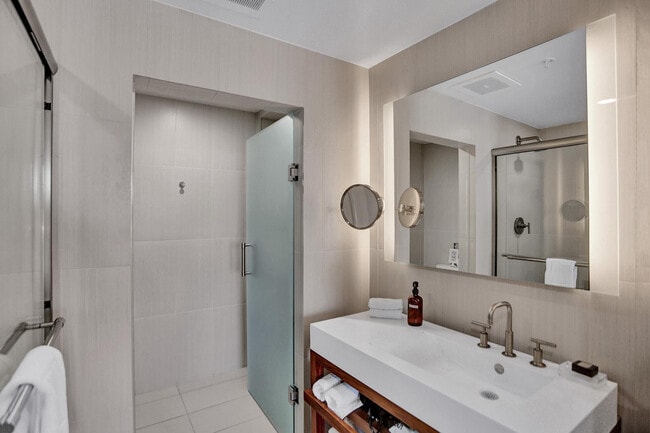 Building Photo - 3101 Bayshore Dr