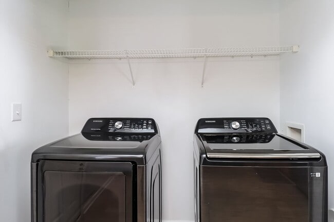 Building Photo - Two Bedroom 2.5 Bathroom Townhouse Available!