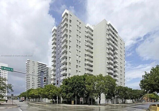 Building Photo - 800 N Miami Ave