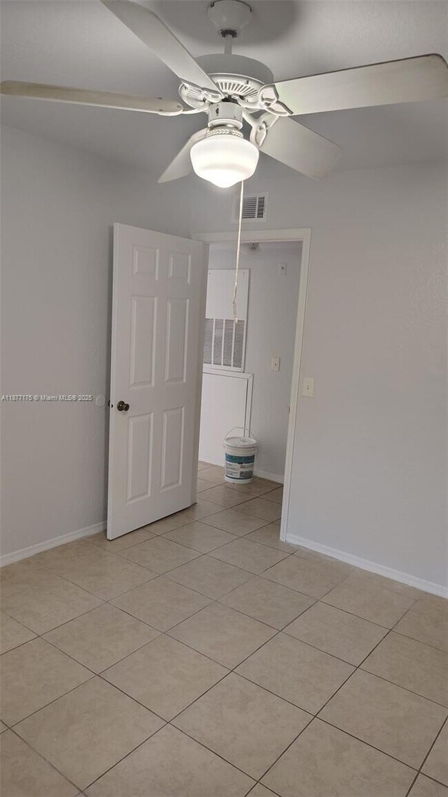 Building Photo - 13929 Fairway Island Dr