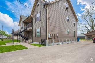 Building Photo - 3334 Mierianne St