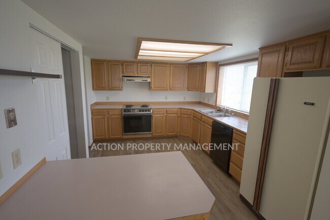 Building Photo - 3 bed 2 bath, 2 car garage in Sequim