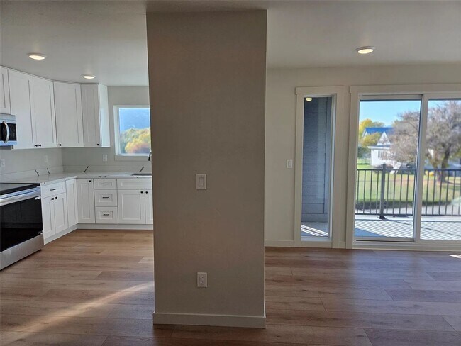 Building Photo - 819 9th Ave W