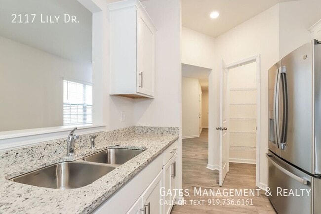 Building Photo - 2117 Lily Dr
