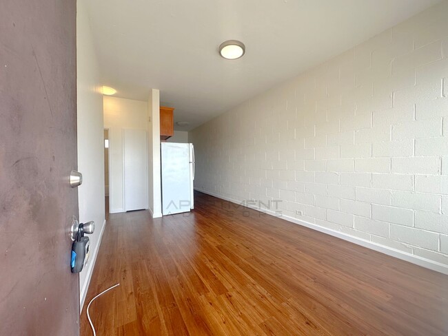 Building Photo - $500 1st Month Rent Special! | BEAUTIFUL! ...