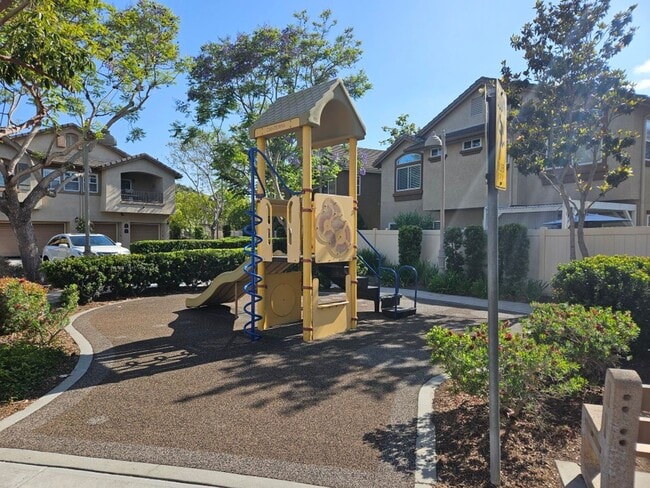 Building Photo - 3 Bedroom - 2.5 Bathroom Townhome in Scrip...