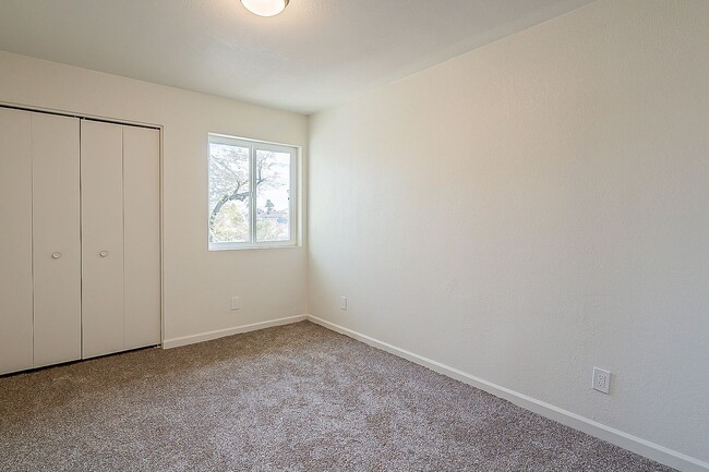 Building Photo - Bright, open 2nd floor condo in Phoenix!