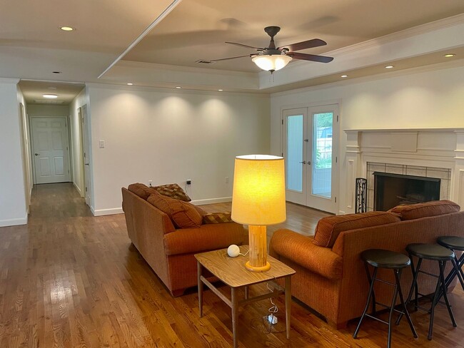 Building Photo - Turnkey Renovated Home!