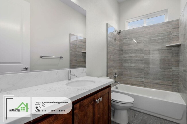 Building Photo - 2836 River Dr