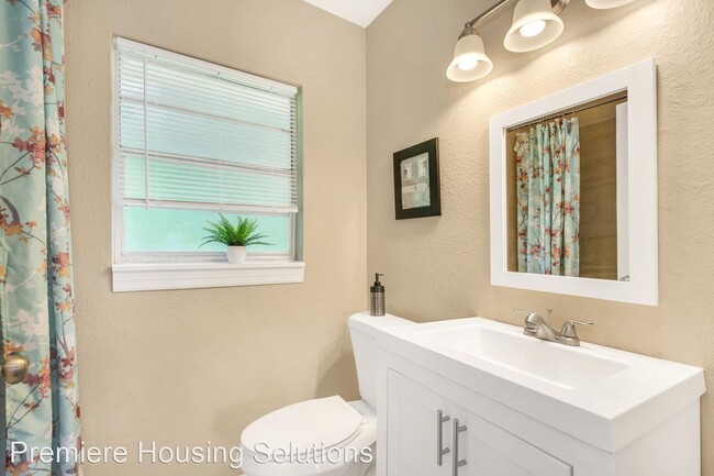 Building Photo - 4 br, 1.5 bath House - 305 Union Street