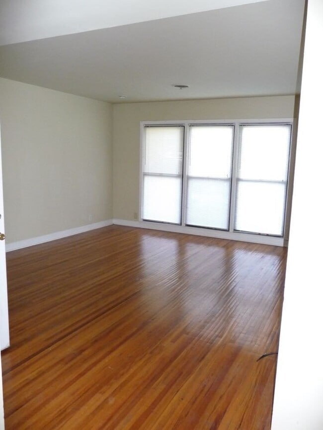 Building Photo - 246 White Bridge Rd