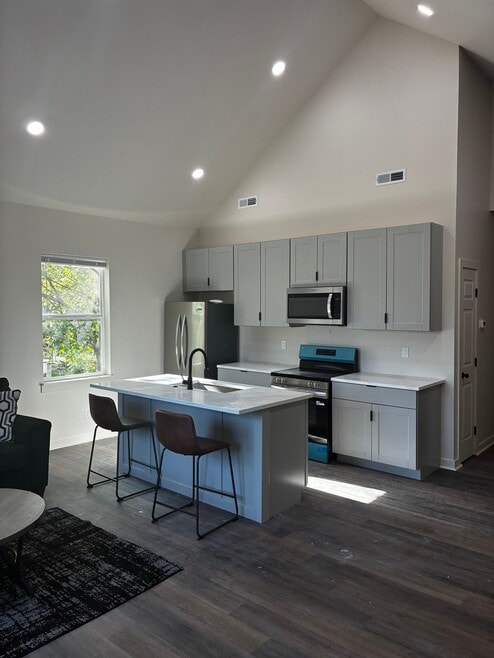 Building Photo - 824 W 29th St