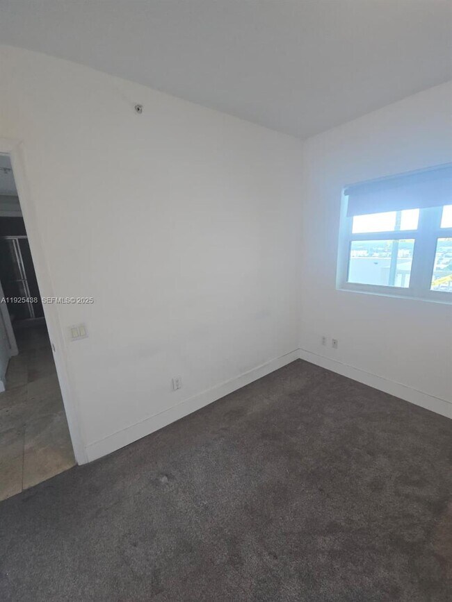 Building Photo - 14951 Royal Oaks Ln