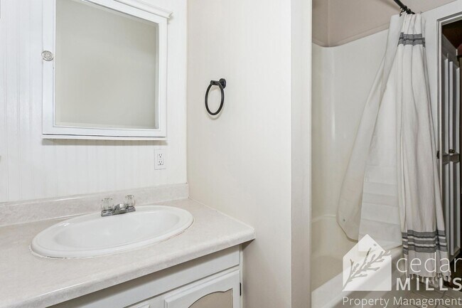 Building Photo - EXTRAORDINARY historic rental opportunity in Delano!!!!!! Move in Special!