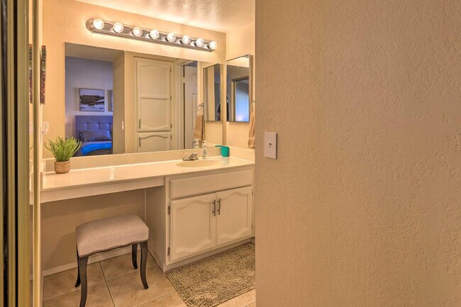 Building Photo - 170 E Guadalupe Rd