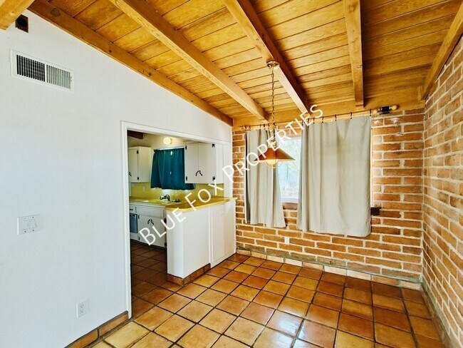 Building Photo - 633 N Avenida Calma