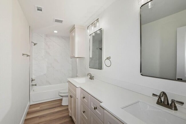 Building Photo - 7612 Woodford Ave