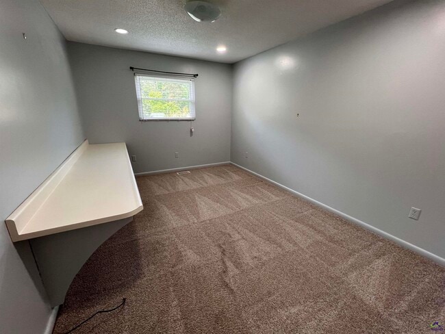 Building Photo - 304 Lakeshore Dr