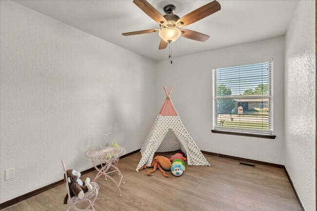 Building Photo - Adorable Yukon Home